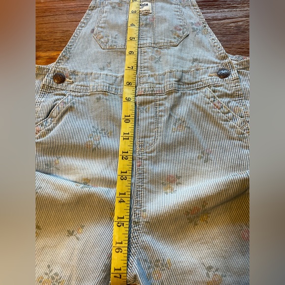 Adorable Oshkosh pinstripe girl overalls, with Peter pan collar long sleeve, 5T. - Picture 7 of 10